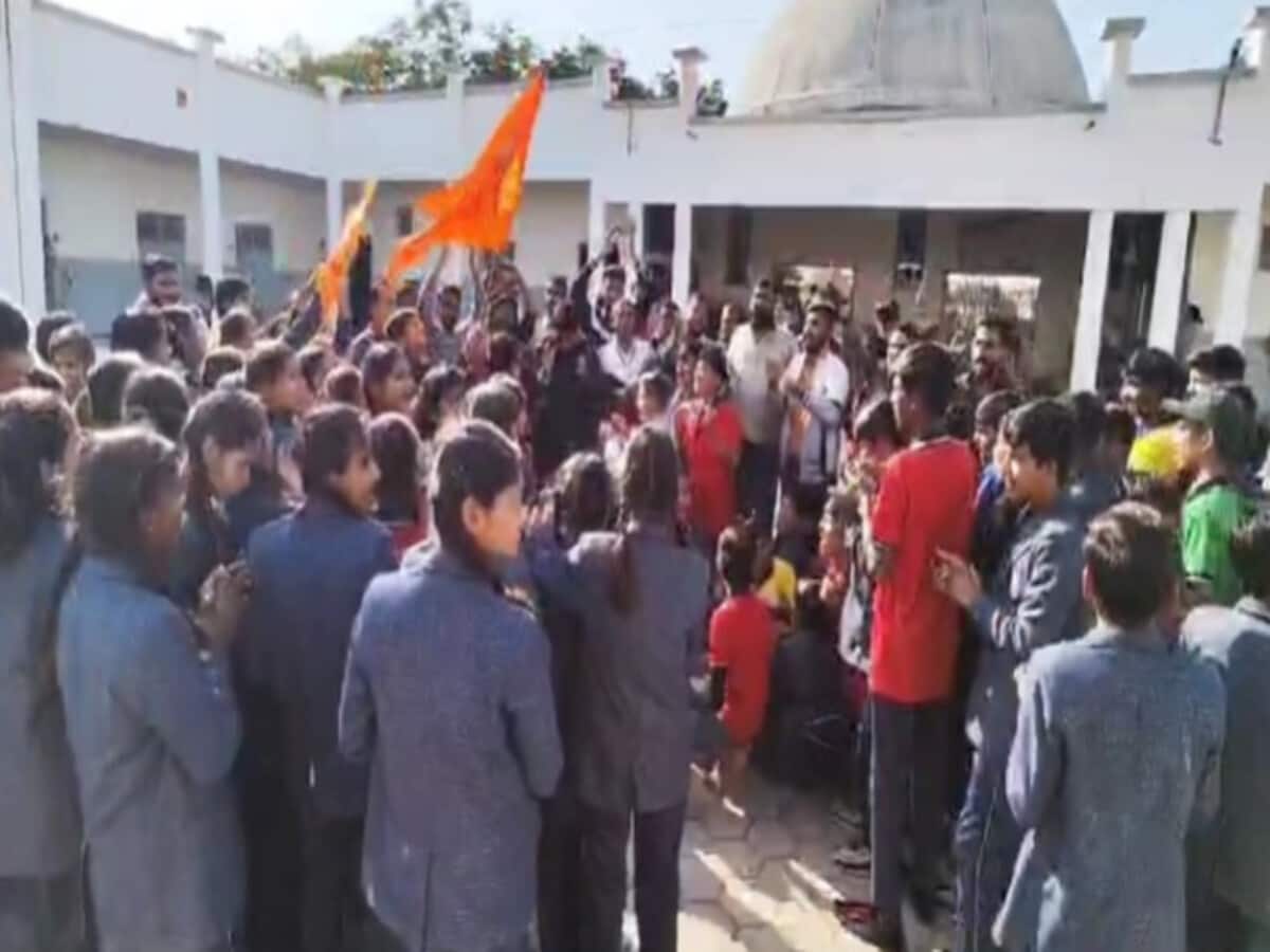 धर्म परिवर्तन का दबाव, राम की यात्रा निकालने पर रोक; आरोप के बाद बवाल, स्कूल में हनुमान चालीसा का पाठ धर्म परिवर्तन का दबाव, राम की यात्रा निकालने पर रोक; आरोप के बाद बवाल, स्कूल में हनुमान चालीसा का पाठ