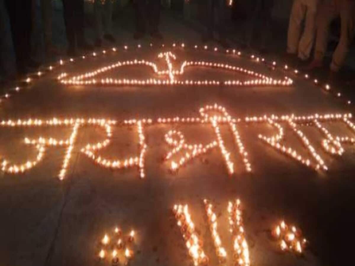 51 हजार दीपों से जगमगाई हरकी पैड़ी, राम मंदिर प्राण प्रतिष्ठा के बाद हरिद्वार गंगा घाट हुए राममय 51 हजार दीपों से जगमगाई हरकी पैड़ी, राम मंदिर प्राण प्रतिष्ठा के बाद हरिद्वार गंगा घाट हुए राममय