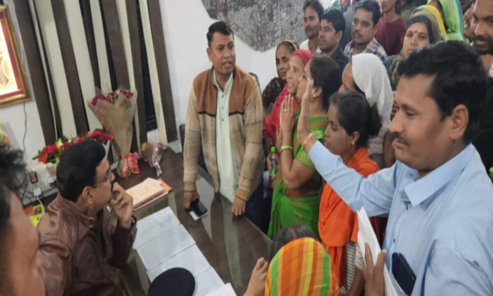 भाजपा पार्षद ने JCB बुला मंदिर की दीवार तोड़वा दी, आरोप लगा लोगों का हंगामा