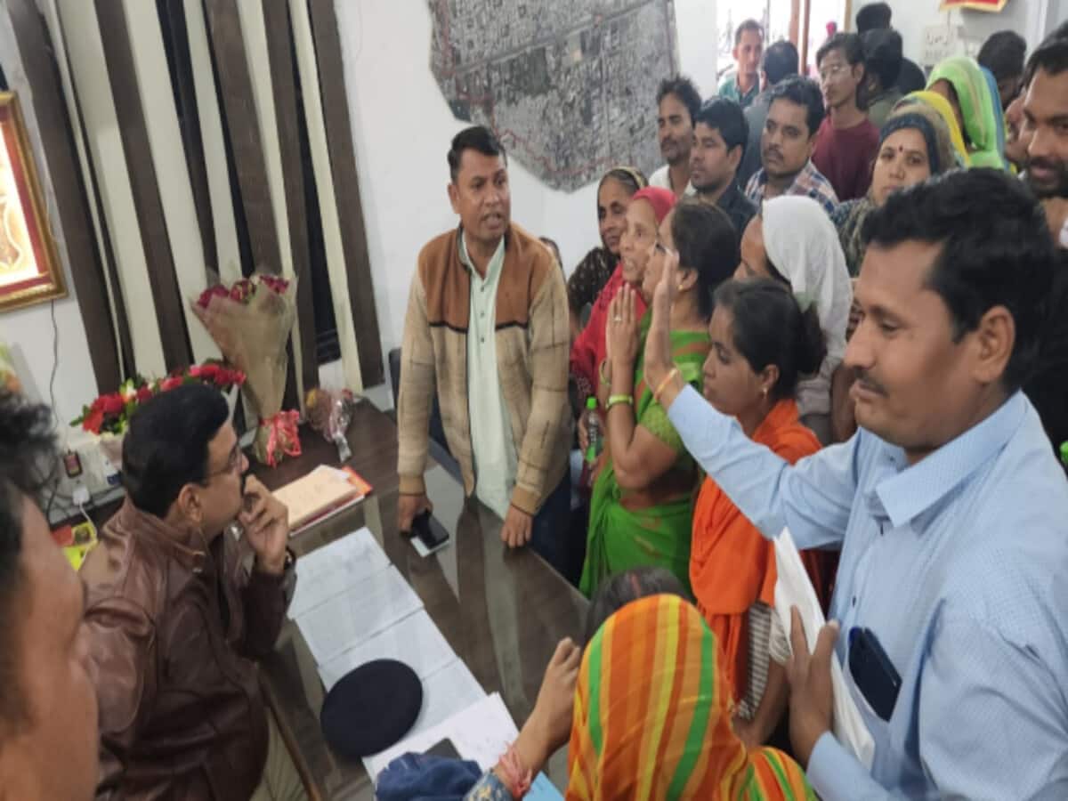 भाजपा पार्षद ने JCB बुला मंदिर की दीवार तोड़वा दी, आरोप लगा लोगों का हंगामा भाजपा पार्षद ने JCB बुला मंदिर की दीवार तोड़वा दी, आरोप लगा लोगों का हंगामा