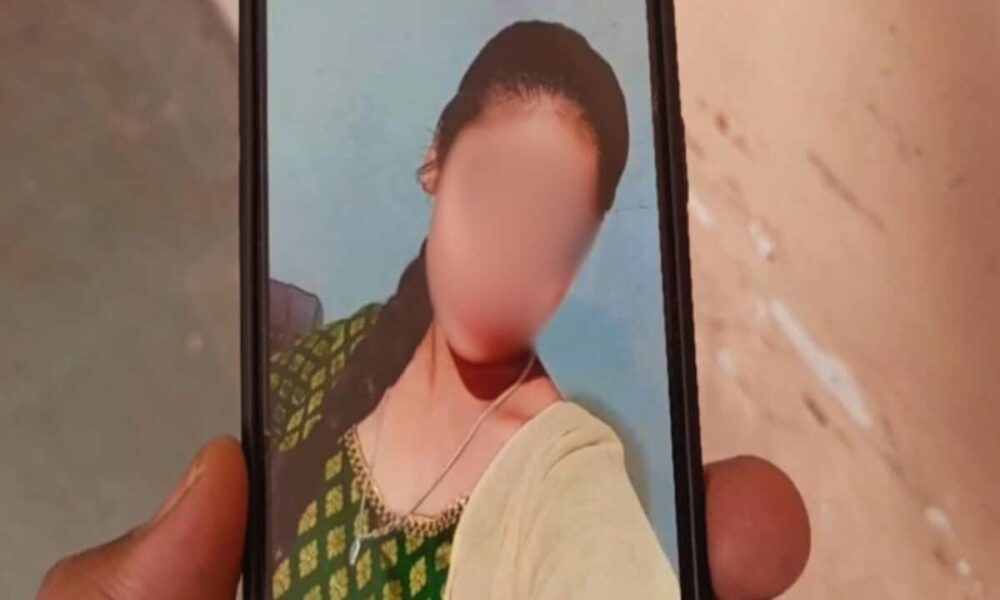 मोबाइल चलाने से मां ने किया मना तो नाबालिग लड़की ने उठाया खौफनाक कदम, कमरे में जाकर फंदे से लटकी