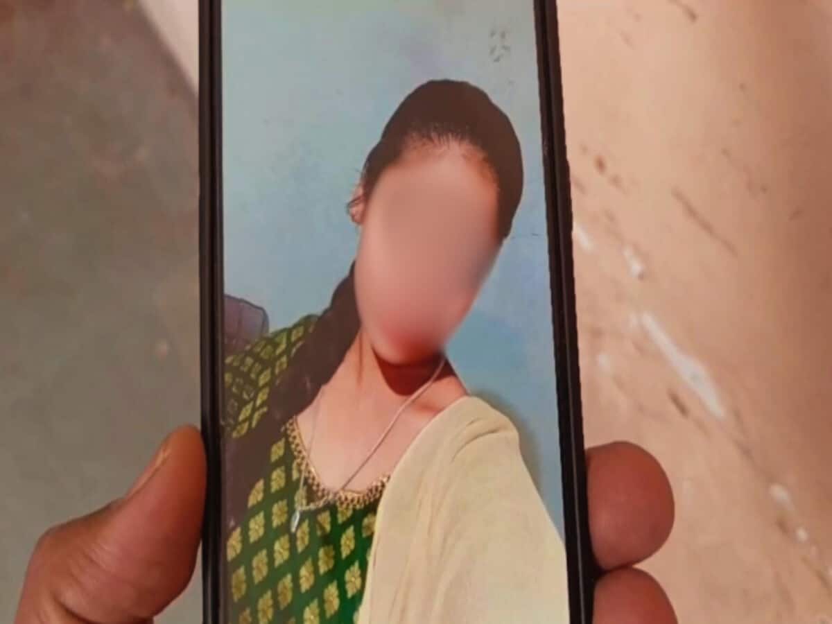मोबाइल चलाने से मां ने किया मना तो नाबालिग लड़की ने उठाया खौफनाक कदम, कमरे में जाकर फंदे से लटकी मोबाइल चलाने से मां ने किया मना तो नाबालिग लड़की ने उठाया खौफनाक कदम, कमरे में जाकर फंदे से लटकी