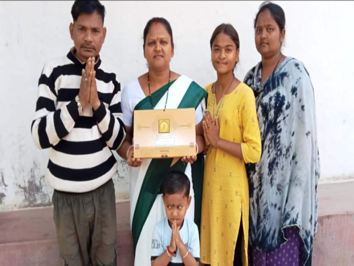Santoshi who did post mortem of 700 dead bodies got invitation to Ram temple tears welled up after seeing the letter Santoshi who did post mortem of 700 dead bodies got invitation to Ram temple tears welled up after seeing the letter