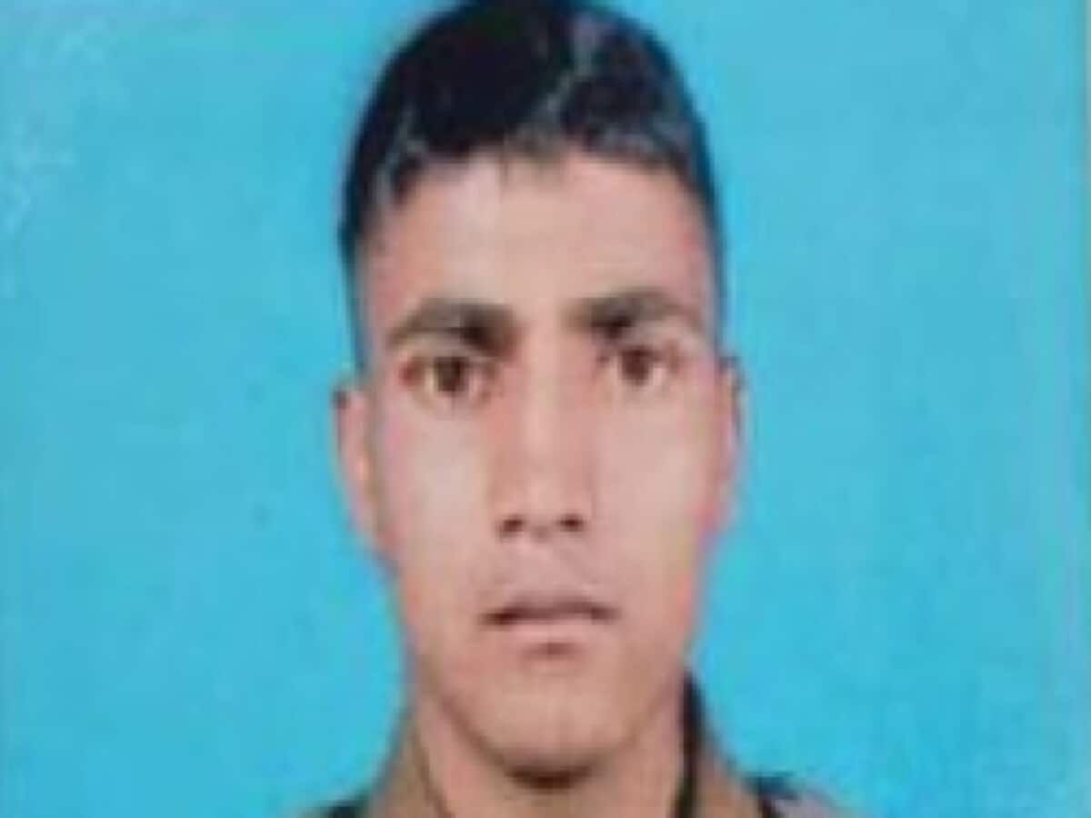 इंडिया-चीन बॉर्डर पर सेना का जवान शहीद, उत्तराखंड में पेट्रोलिंग के दौरान ग्लेशियर से फिसलकर हुआ दर्दनाक हादसा इंडिया-चीन बॉर्डर पर सेना का जवान शहीद, उत्तराखंड में पेट्रोलिंग के दौरान ग्लेशियर से फिसलकर हुआ दर्दनाक हादसा