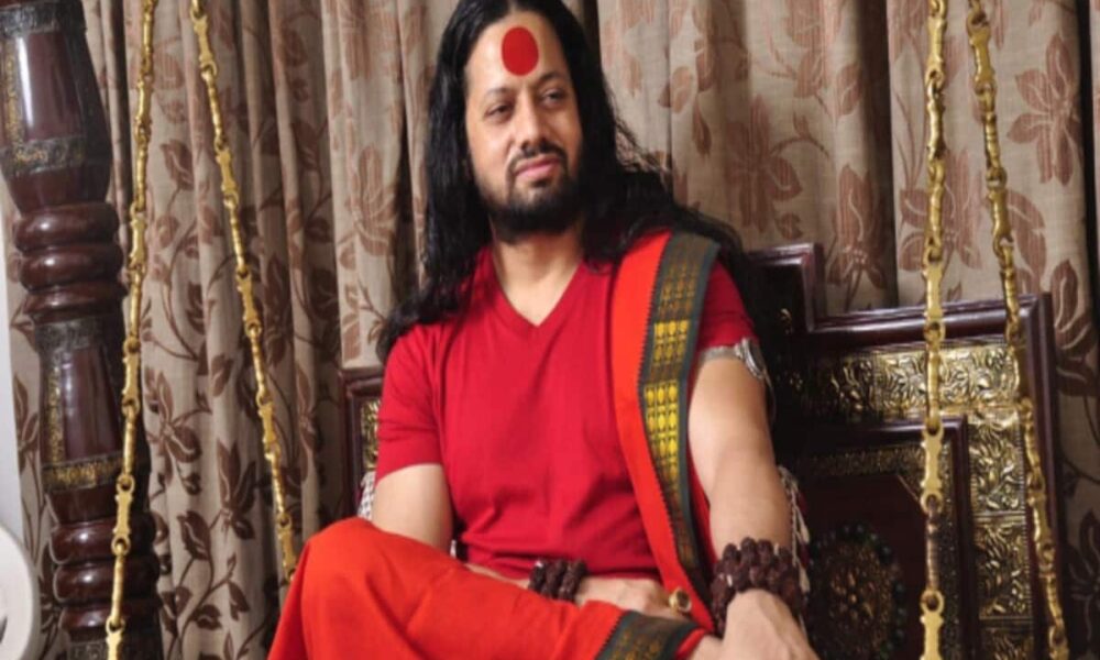 रायपुर पहुंचे संत कालीचरण, नाथूराम गोडसे का समर्थन कर राक्षसों से कांग्रेस की‌ तुलना, राम मंदिर पर बोले…