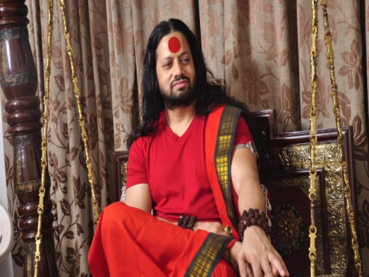 रायपुर पहुंचे संत कालीचरण, नाथूराम गोडसे का समर्थन कर राक्षसों से कांग्रेस की तुलना, राम मंदिर पर बोले… रायपुर पहुंचे संत कालीचरण, नाथूराम गोडसे का समर्थन कर राक्षसों से कांग्रेस की तुलना, राम मंदिर पर बोले…