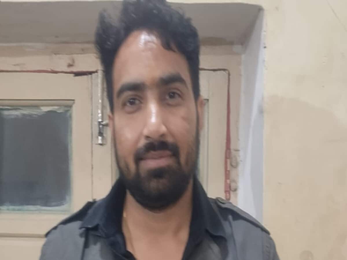 राजस्थान पुलिस: जयपुर में जी क्लब फायरिंग मामले में लॉरेंस बिश्नोई गैंग का वाटेंड पकड़ा राजस्थान पुलिस: जयपुर में जी क्लब फायरिंग मामले में लॉरेंस बिश्नोई गैंग का वाटेंड पकड़ा
