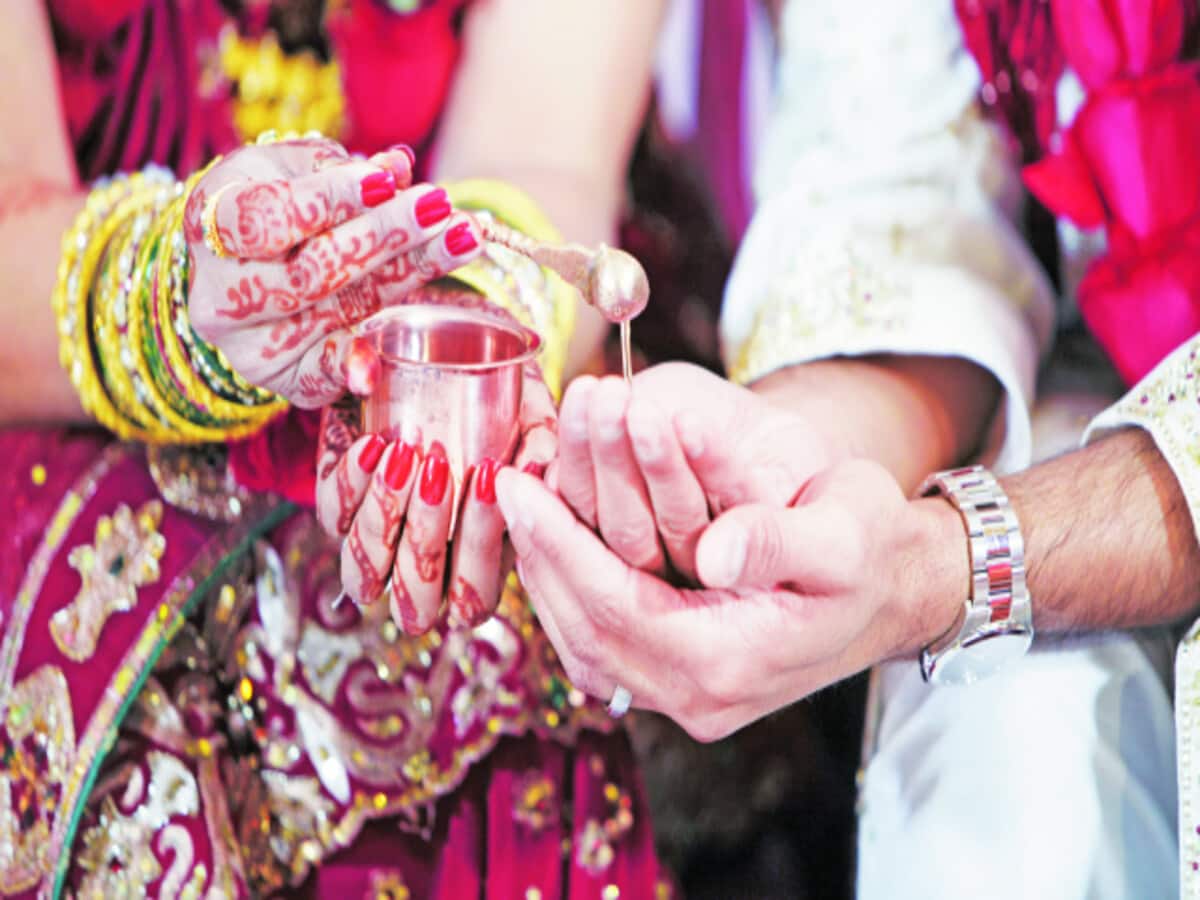 शादी हो गई लेकिन लड़की को पता तक नहीं चला, होश में आकर खा लिया जहर; सहेली ने रची थी साजिश शादी हो गई लेकिन लड़की को पता तक नहीं चला, होश में आकर खा लिया जहर; सहेली ने रची थी साजिश