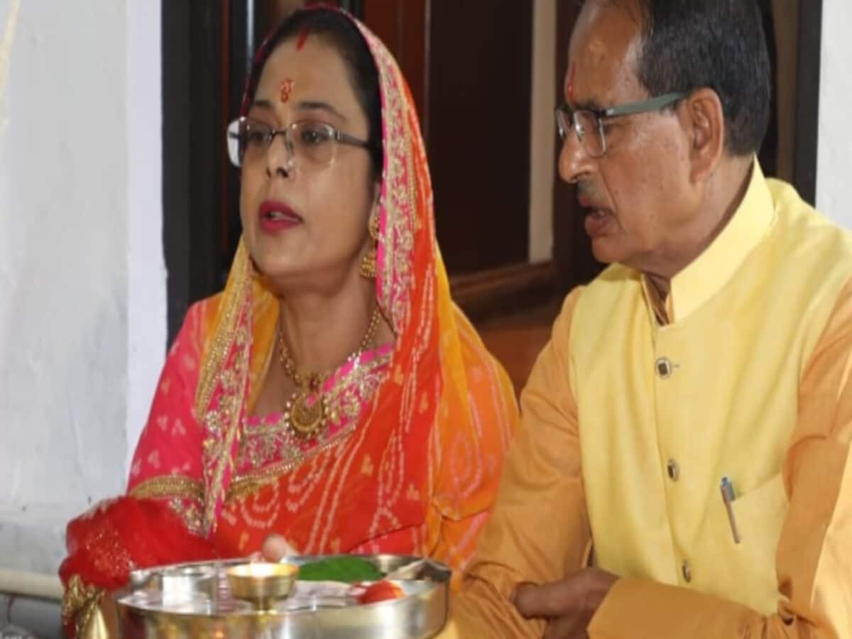 MP के पूर्व CM शिवराज की पत्नी साधना सिंह को HC का नोटिस, माहानि वाले केस में कांग्रेस नेता ने लगाई थी याचिका MP के पूर्व CM शिवराज की पत्नी साधना सिंह को HC का नोटिस, माहानि वाले केस में कांग्रेस नेता ने लगाई थी याचिका