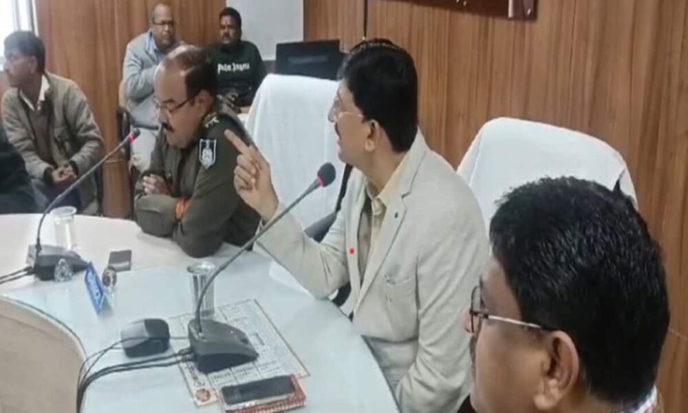 क्या करोगे तुम..क्या औकात है तुम्हारी, हड़ताल के बीच ड्राइवरों संग बैठक में क्यों गुस्साए DM