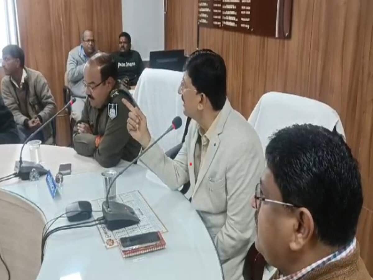 क्या करोगे तुम..क्या औकात है तुम्हारी, हड़ताल के बीच ड्राइवरों संग बैठक में क्यों गुस्साए DM क्या करोगे तुम..क्या औकात है तुम्हारी, हड़ताल के बीच ड्राइवरों संग बैठक में क्यों गुस्साए DM