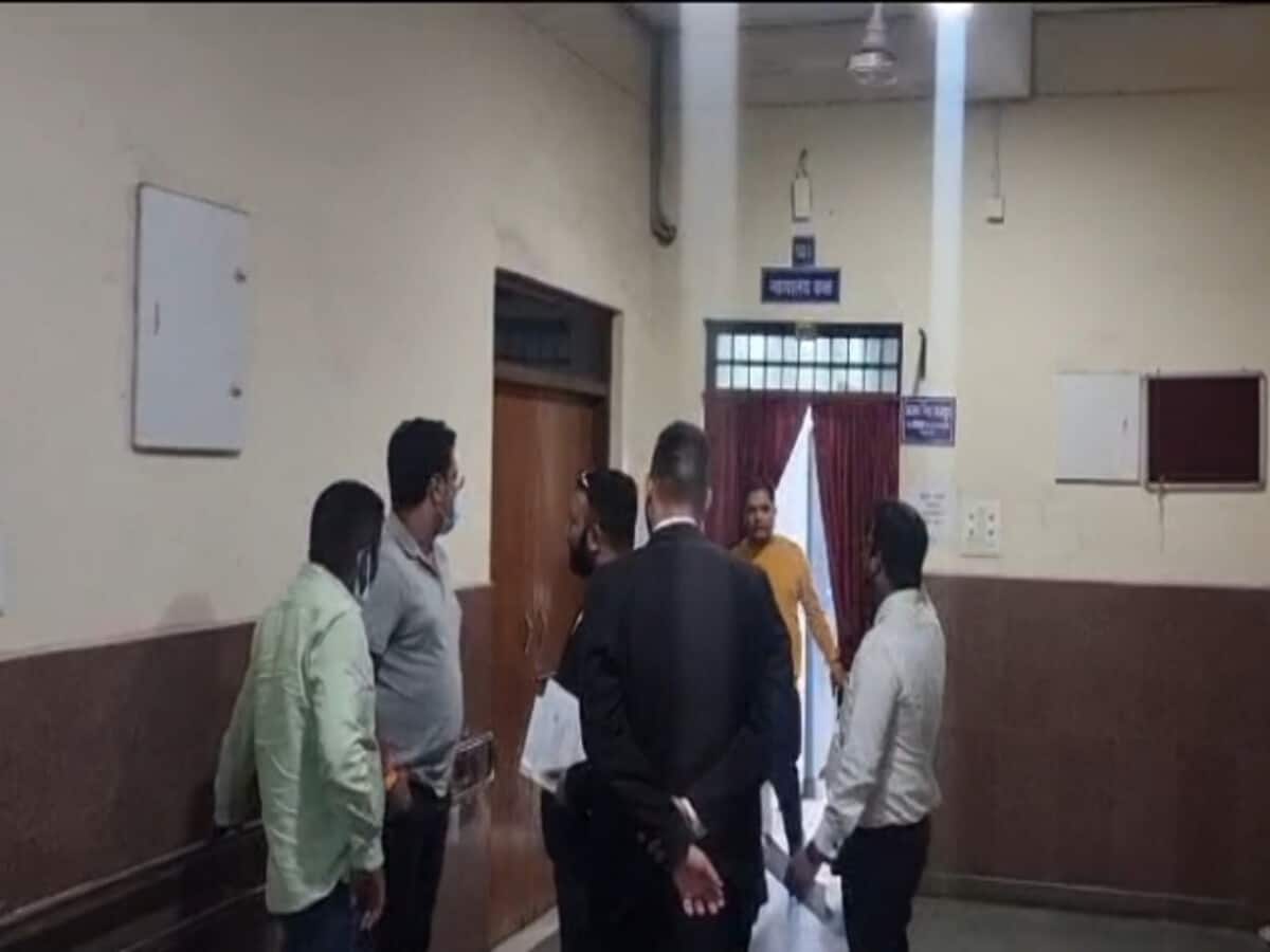 महादेव सट्टा मामले में ईडी ने दो आरोपियों को किया गिरफ्तार, कोर्ट में किया गया पेश, जानें पूरा मामला महादेव सट्टा मामले में ईडी ने दो आरोपियों को किया गिरफ्तार, कोर्ट में किया गया पेश, जानें पूरा मामला