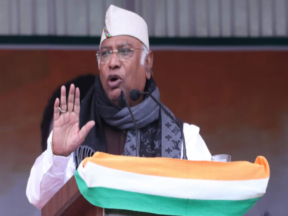 धर्म के नाम पर वोट मांगना देश के साथ गद्दारी, BJP पर जमकर बरसे कांग्रेस अध्यक्ष मल्लिकार्जुन खड़गे धर्म के नाम पर वोट मांगना देश के साथ गद्दारी, BJP पर जमकर बरसे कांग्रेस अध्यक्ष मल्लिकार्जुन खड़गे