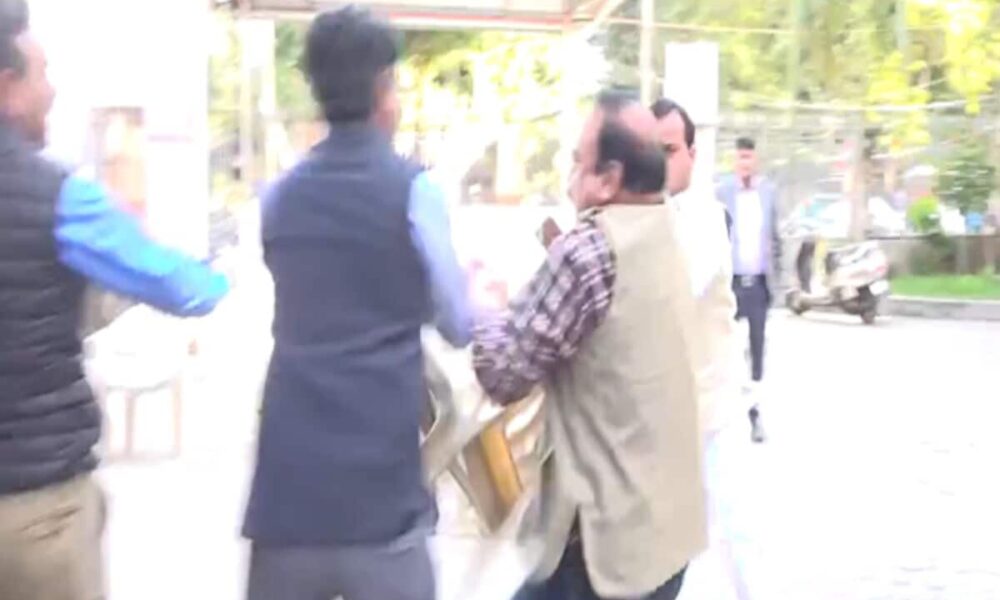 एमपी में टिकट को लेकर कांग्रेस नेताओं के बीच हाथापाई, वीडियो वायरल