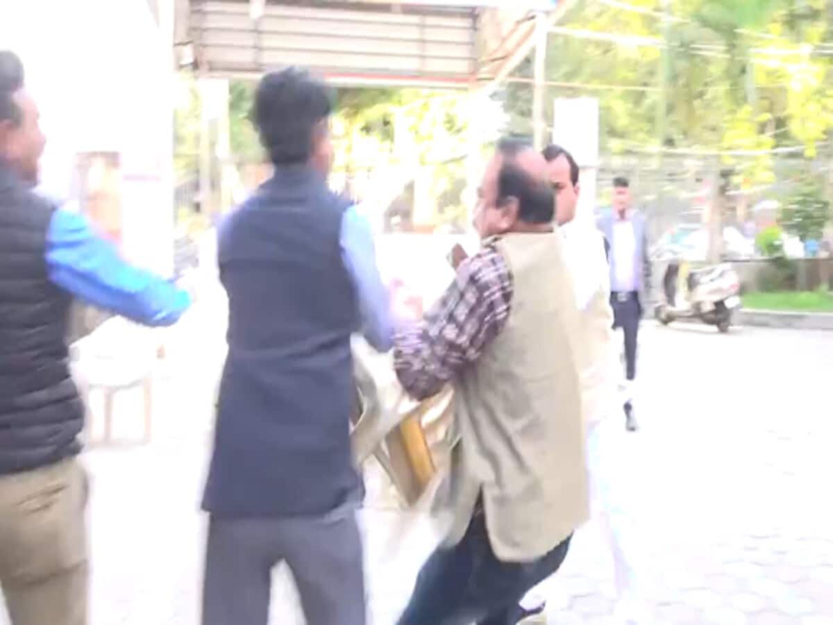 एमपी में टिकट को लेकर कांग्रेस नेताओं के बीच हाथापाई, वीडियो वायरल एमपी में टिकट को लेकर कांग्रेस नेताओं के बीच हाथापाई, वीडियो वायरल