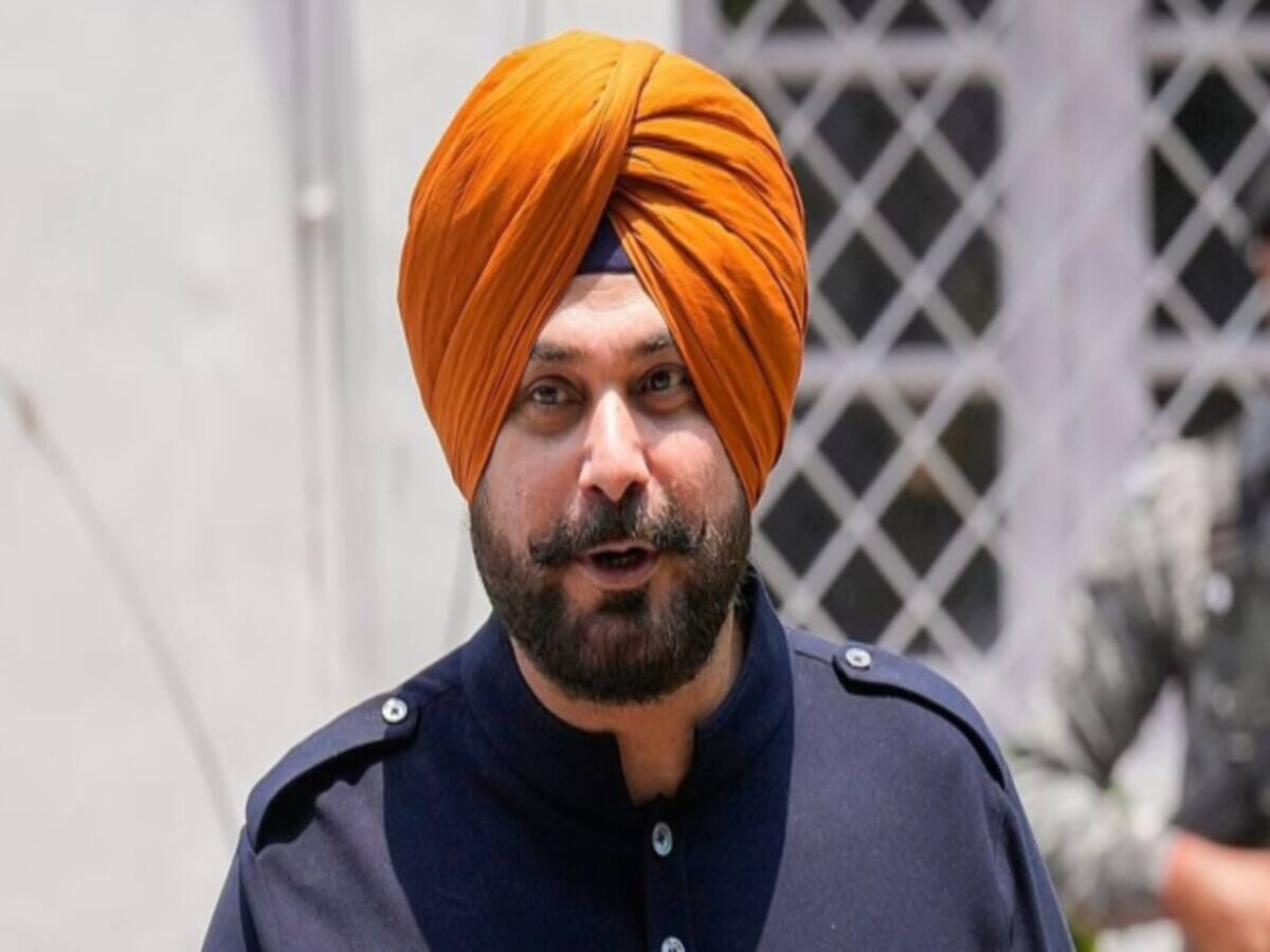 नवजोत सिद्धू को ले डूबेंगे बगावती तेवर! पंजाब कांग्रेस में दो फाड़; हाई कमान से ऐक्शन की मांग पर अड़े नेता नवजोत सिद्धू को ले डूबेंगे बगावती तेवर! पंजाब कांग्रेस में दो फाड़; हाई कमान से ऐक्शन की मांग पर अड़े नेता