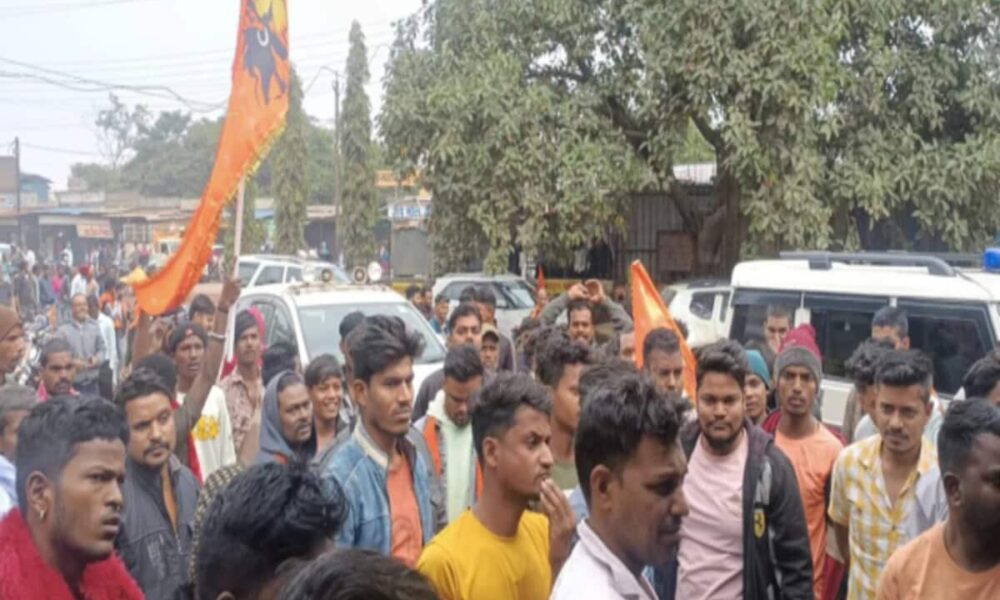 हिन्दू धर्म पर भड़काउ पोस्ट करने के मामले में लोगों ने कर दी मौलाना की पिटाई, खून से लतपत पहुंचा थाने