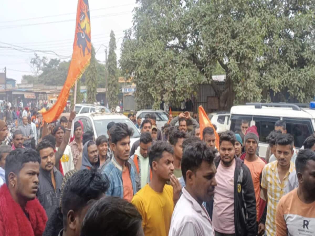 हिन्दू धर्म पर भड़काउ पोस्ट करने के मामले में लोगों ने कर दी मौलाना की पिटाई, खून से लतपत पहुंचा थाने हिन्दू धर्म पर भड़काउ पोस्ट करने के मामले में लोगों ने कर दी मौलाना की पिटाई, खून से लतपत पहुंचा थाने