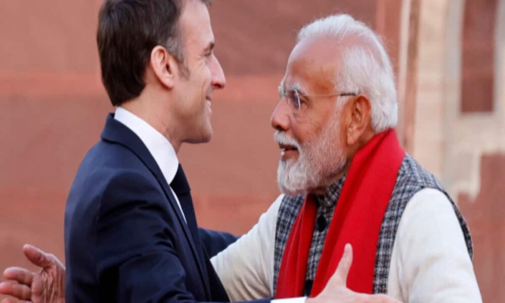 पीएम मोदी ने एमैनुएल मैक्रों को दिया ऐसा खास गिफ्ट कि एकटक निहारते रहे फ्रांस के राष्ट्रपति; देखिए VIDEO