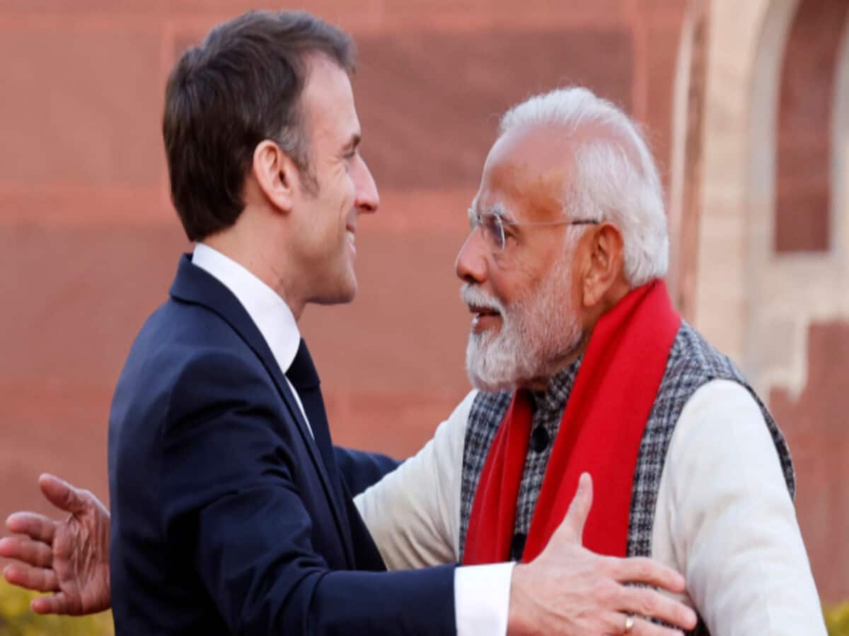 पीएम मोदी ने एमैनुएल मैक्रों को दिया ऐसा खास गिफ्ट कि एकटक निहारते रहे फ्रांस के राष्ट्रपति; देखिए VIDEO पीएम मोदी ने एमैनुएल मैक्रों को दिया ऐसा खास गिफ्ट कि एकटक निहारते रहे फ्रांस के राष्ट्रपति; देखिए VIDEO