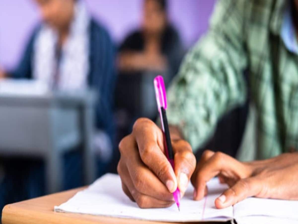 बिंदी, लिपस्टिक, चूड़ी; लड़की की जगह सजधजकर परीक्षा देने पहुंचा युवक; धरा गया बिंदी, लिपस्टिक, चूड़ी; लड़की की जगह सजधजकर परीक्षा देने पहुंचा युवक; धरा गया