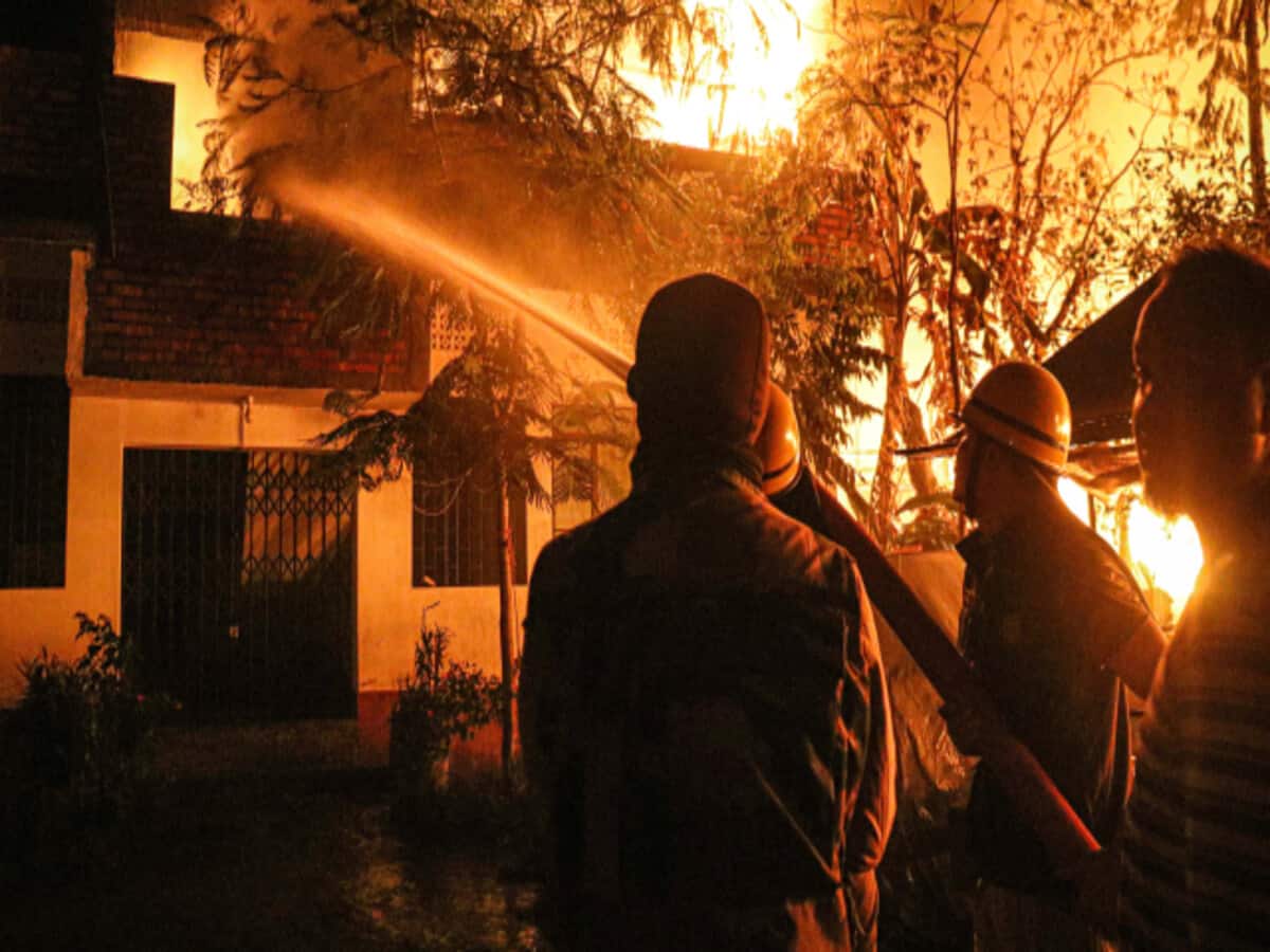 भिलाई में दो दुकानों में लगी आग, लाखों का समान जलकर खाक, बुलानी पड़ी 5 फायर ब्रिगेड की गाड़ियां भिलाई में दो दुकानों में लगी आग, लाखों का समान जलकर खाक, बुलानी पड़ी 5 फायर ब्रिगेड की गाड़ियां