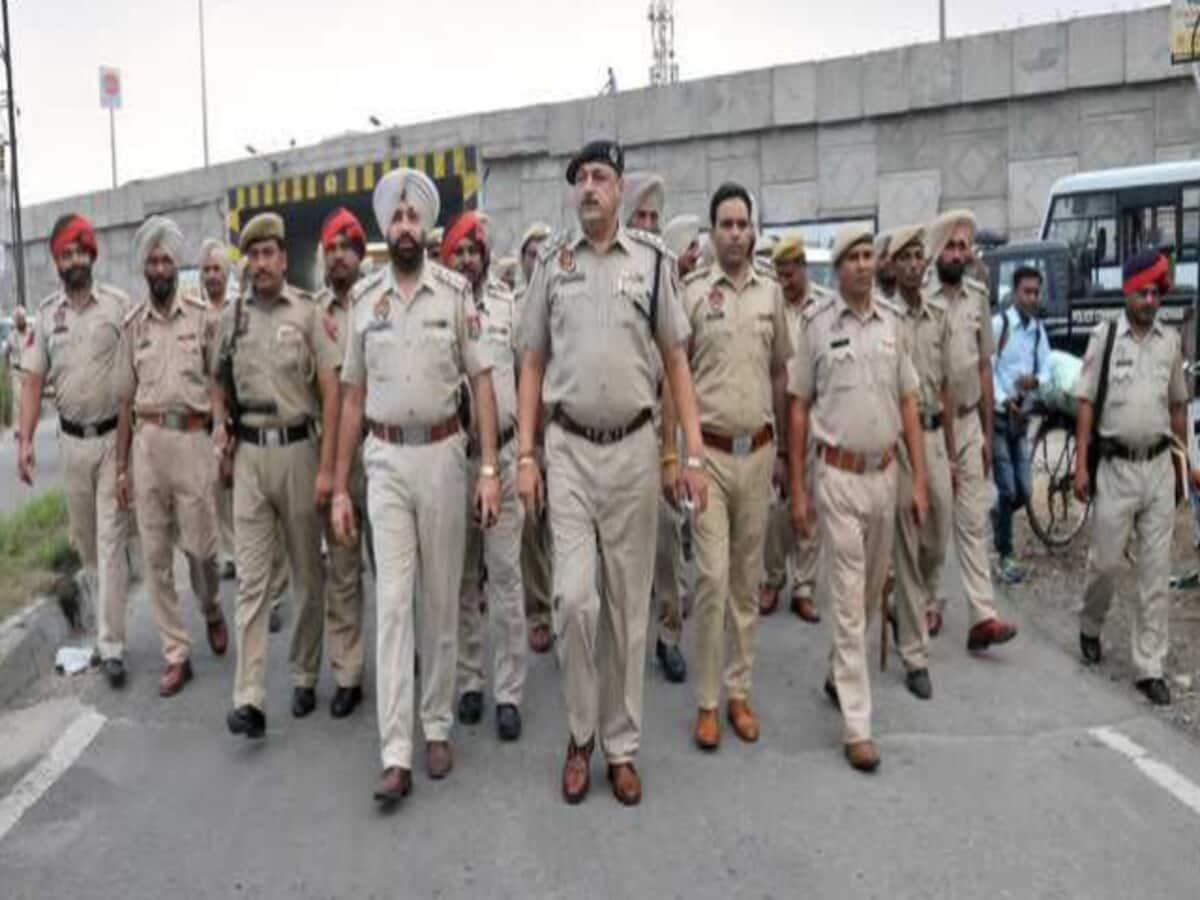 गणतंत्र दिवस पर यहां माहौल बिगाड़ने की साजिश, आतंकियों की धमकी के बाद हाई अलर्ट गणतंत्र दिवस पर यहां माहौल बिगाड़ने की साजिश, आतंकियों की धमकी के बाद हाई अलर्ट