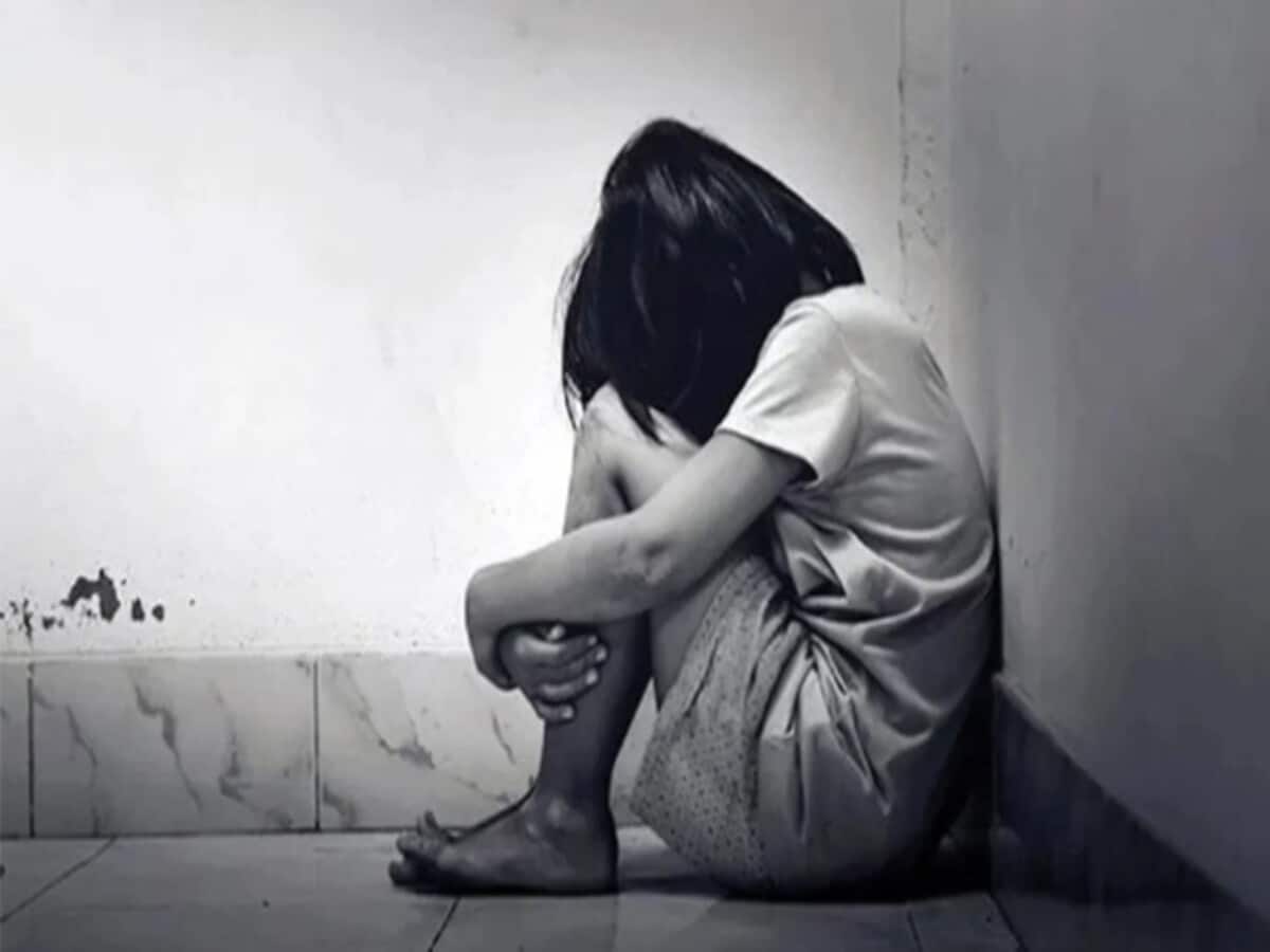 कोटा में कोचिंग टीचर बना हैवान, दो साल तक नाबालिग छात्रा का रेप; प्राइवेट वीडियो से ब्लैकमेल कोटा में कोचिंग टीचर बना हैवान, दो साल तक नाबालिग छात्रा का रेप; प्राइवेट वीडियो से ब्लैकमेल