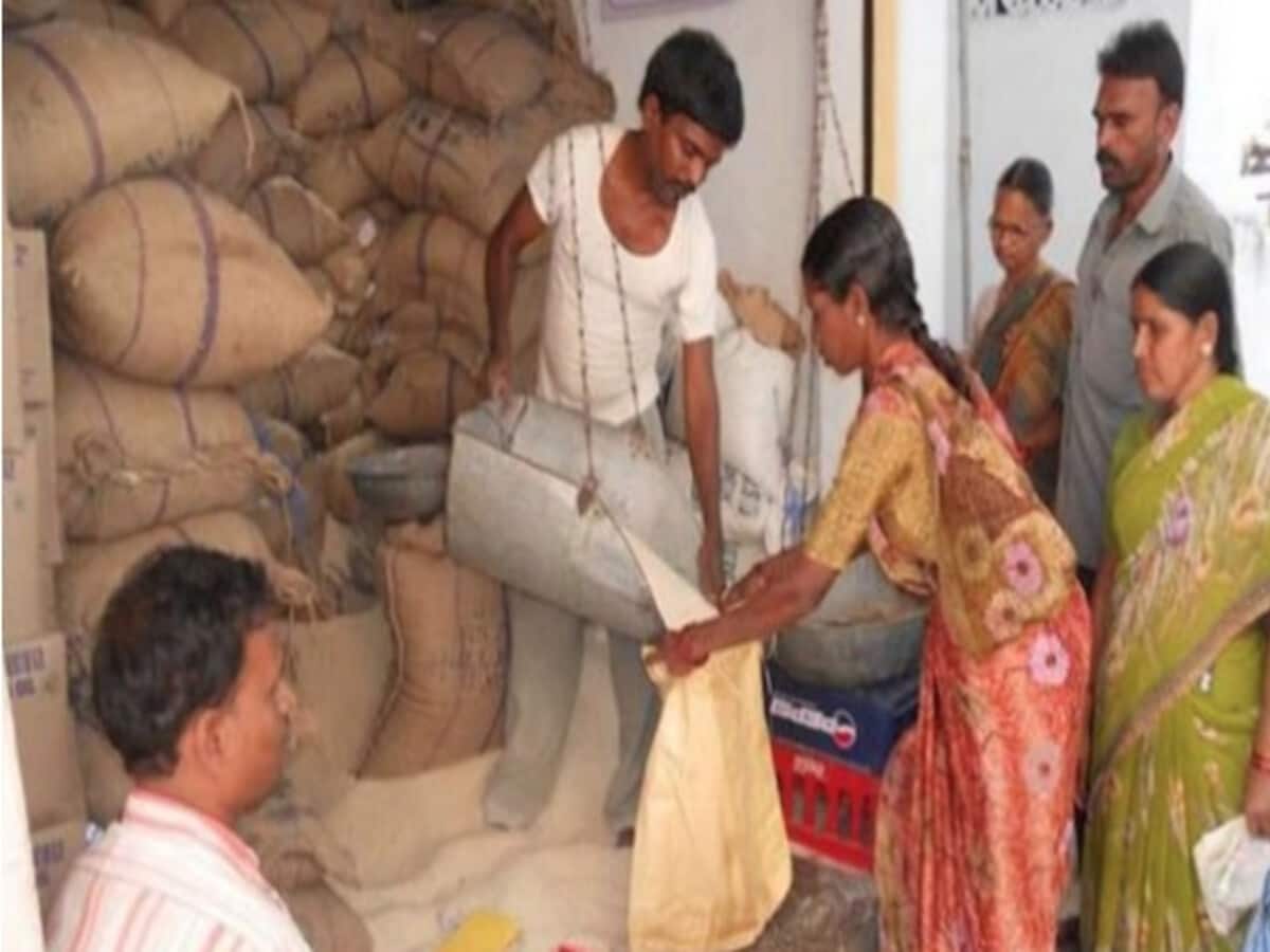 फ्री गेहूं-चावल लेने वालों को लग सकता है झटका, राशन राशन कार्डों में नए नाम दर्ज करवाने को काट रहे चक्कर फ्री गेहूं-चावल लेने वालों को लग सकता है झटका, राशन राशन कार्डों में नए नाम दर्ज करवाने को काट रहे चक्कर