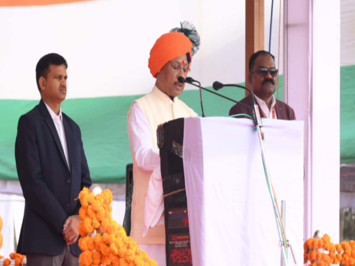 राज्यपाल हरिचंदन ने रायपुर और सीएम साय ने जगदलपुर में फहराया तिरंगा, परेड की ली सलामी राज्यपाल हरिचंदन ने रायपुर और सीएम साय ने जगदलपुर में फहराया तिरंगा, परेड की ली सलामी