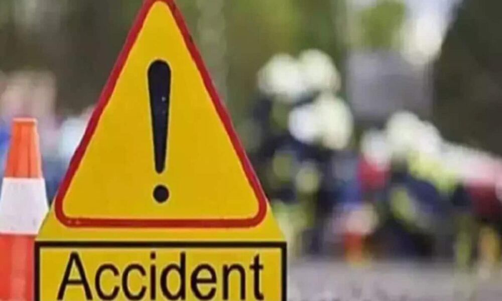 छत्तीसगढ़ के कोरबा में बड़ा सड़क हादसा, सड़क किनारे खड़े ट्रक से टकराई यात्री बस, हादसे में 20 लोग घायल