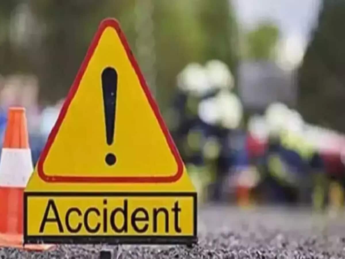 छत्तीसगढ़ के कोरबा में बड़ा सड़क हादसा, सड़क किनारे खड़े ट्रक से टकराई यात्री बस, हादसे में 20 लोग घायल छत्तीसगढ़ के कोरबा में बड़ा सड़क हादसा, सड़क किनारे खड़े ट्रक से टकराई यात्री बस, हादसे में 20 लोग घायल