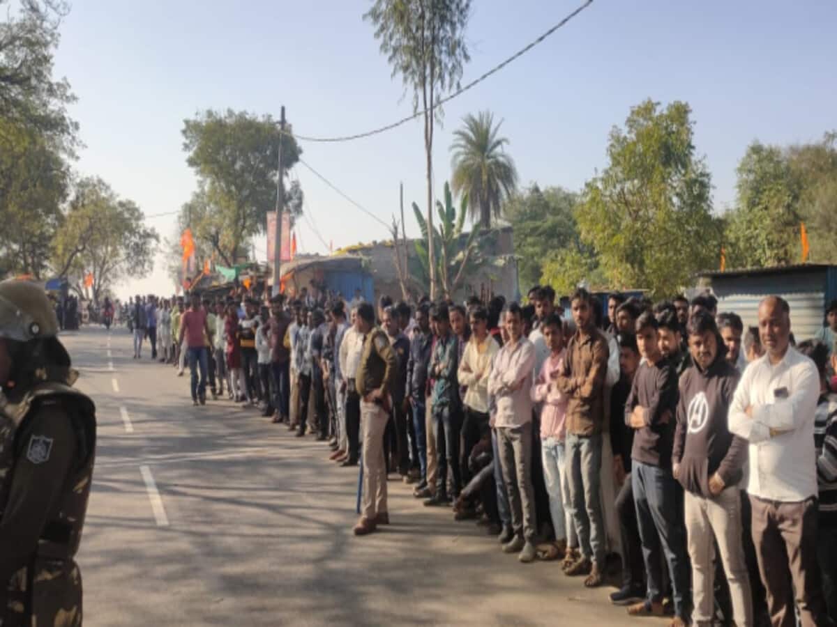 MP : शाकिर रच रहा था शाजापुर को सुलगाने की साजिश? भड़काऊ फेसबुक पोस्ट का ऐसा हुआ असर MP : शाकिर रच रहा था शाजापुर को सुलगाने की साजिश? भड़काऊ फेसबुक पोस्ट का ऐसा हुआ असर