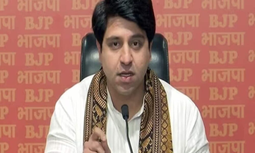 चोर की दाढ़ी में तिनका जरूर है…विक्टिम कार्ड खेल रहे हैं केजरीवाल; ईडी समन स्किप करने पर BJP