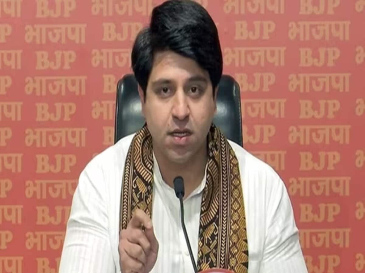 चोर की दाढ़ी में तिनका जरूर है…विक्टिम कार्ड खेल रहे हैं केजरीवाल; ईडी समन स्किप करने पर BJP