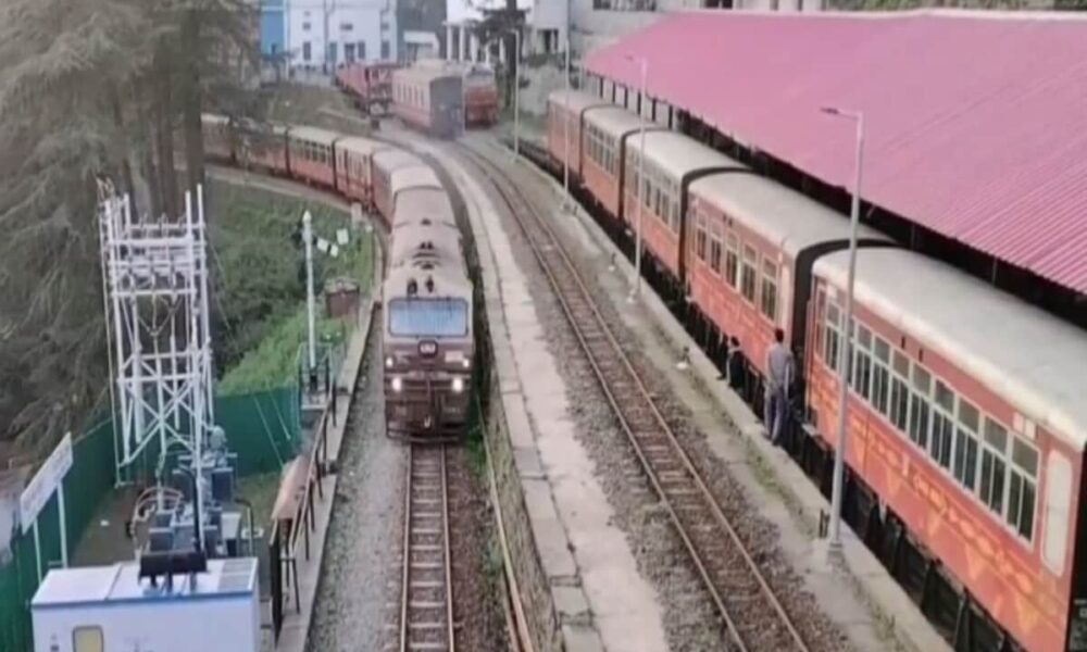 85 दिन बाद फिर से चालू हुई शिमला-कालका हेरिटेज ट्रेन, हिमाचल में भूस्खलन की वजह से हुई थी बंद