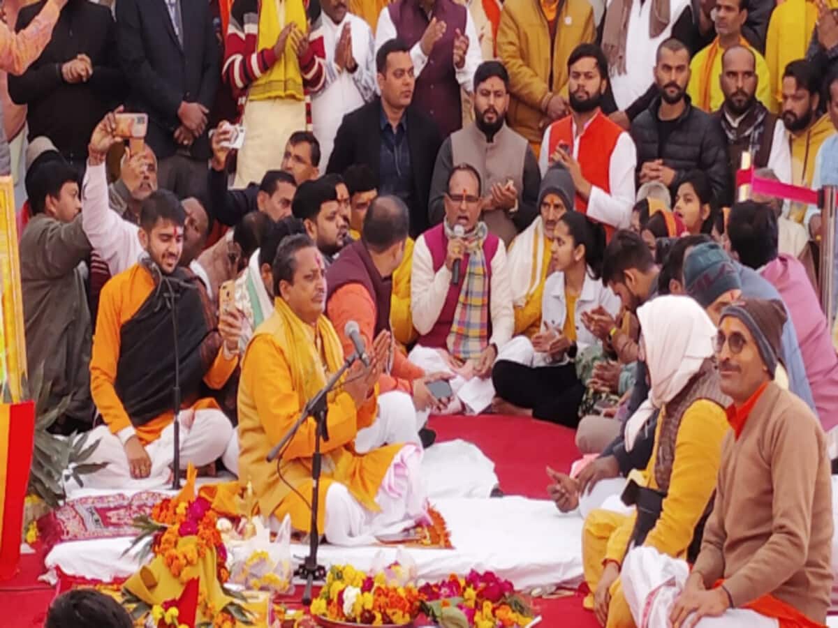 रामलला की प्राण प्रतिष्ठा पर खुशी से झूमते नजर आए शिवराज, MP की अयोध्या में गाया भजन रामलला की प्राण प्रतिष्ठा पर खुशी से झूमते नजर आए शिवराज, MP की अयोध्या में गाया भजन