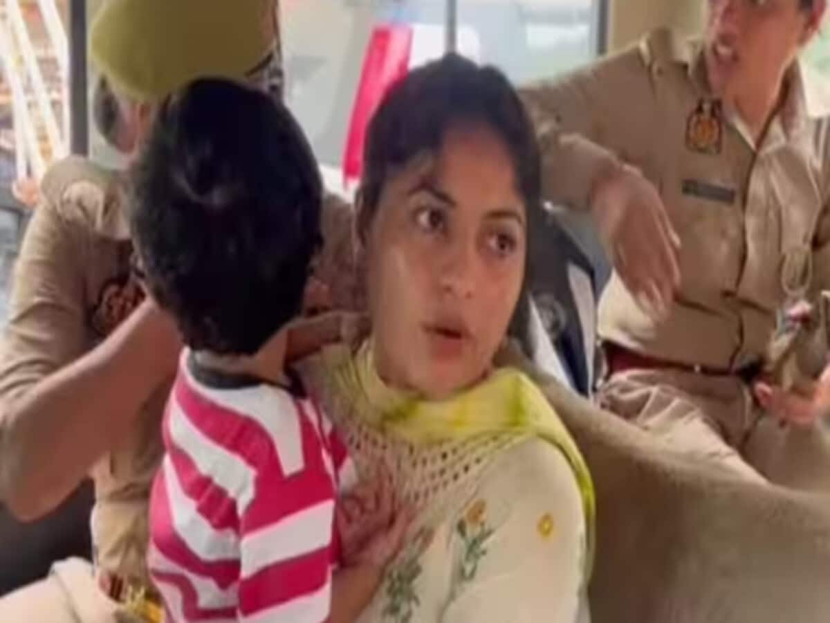 सोनिया को नहीं मिला 'प्यार', बेटे के साथ वापस लौटी बांग्लादेश; पति से लेनी पड़ी इसकी इजाजत सोनिया को नहीं मिला 'प्यार', बेटे के साथ वापस लौटी बांग्लादेश; पति से लेनी पड़ी इसकी इजाजत
