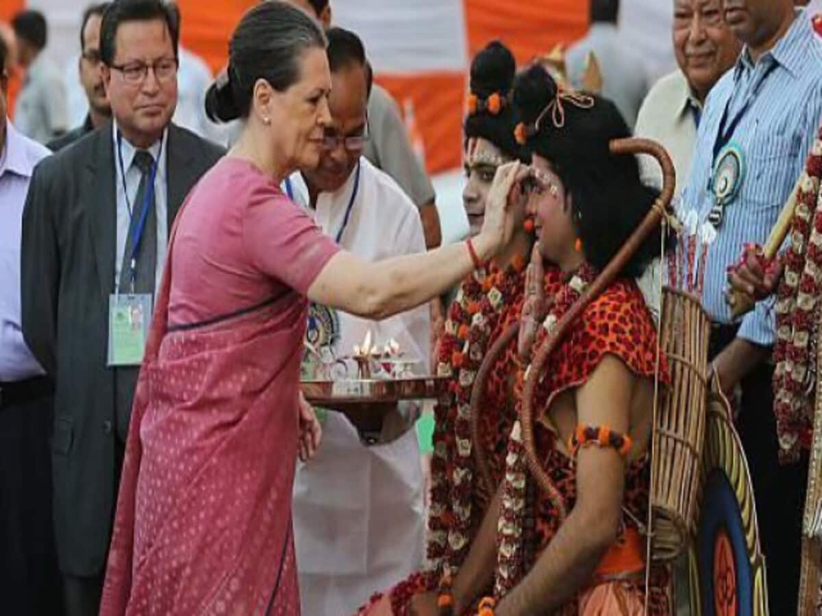 देवराहा बाबा से खाई लात, अंबाजी के दर्शन को गईं गुजरात; फिर रामलला से दूर क्यों सोनिया गांधी देवराहा बाबा से खाई लात, अंबाजी के दर्शन को गईं गुजरात; फिर रामलला से दूर क्यों सोनिया गांधी