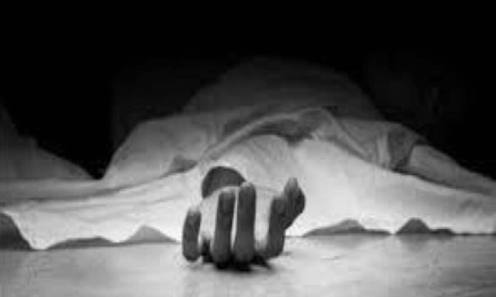 Minor girl commits suicide after delivering a dead child police said she was in relationship with accused – रेप पीड़िता नाबालिग ने 8 महीने के मृत बच्चे को जन्म दे खा लिया जहर, पुलिस बोली