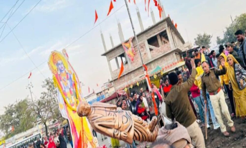 उज्जैन में सरदार पटेल की मूर्ति पर भीड़ का हमला, दो गुटों में पत्थरबाजी और बवाल