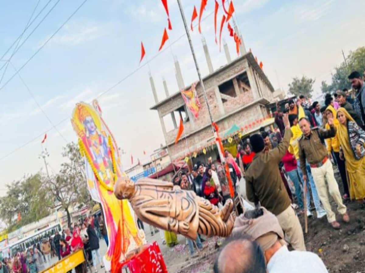उज्जैन में सरदार पटेल की मूर्ति पर भीड़ का हमला, दो गुटों में पत्थरबाजी और बवाल उज्जैन में सरदार पटेल की मूर्ति पर भीड़ का हमला, दो गुटों में पत्थरबाजी और बवाल