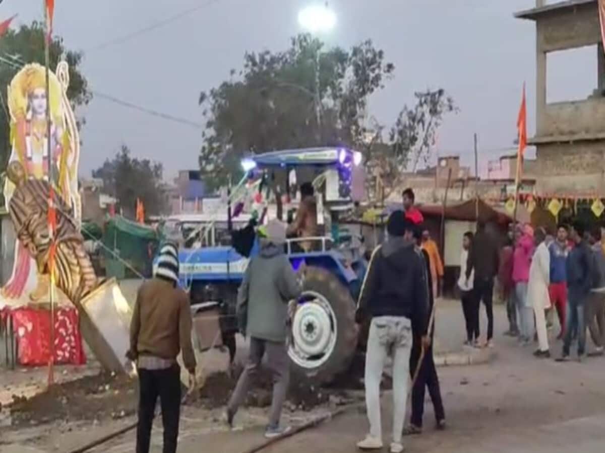 उज्जैन में सरदार पटेल की मूर्ति गिराए जाने के मामले में 22 गिरफ्तार, इलाके में भारी पुलिस बल तैनात उज्जैन में सरदार पटेल की मूर्ति गिराए जाने के मामले में 22 गिरफ्तार, इलाके में भारी पुलिस बल तैनात