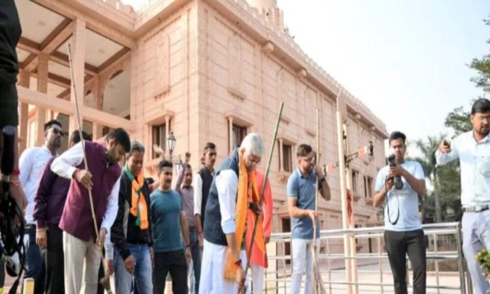 After visiting Ram temple in Raipur Union Minister Shekhawat started cleaning the premises took a jibe at Congress
