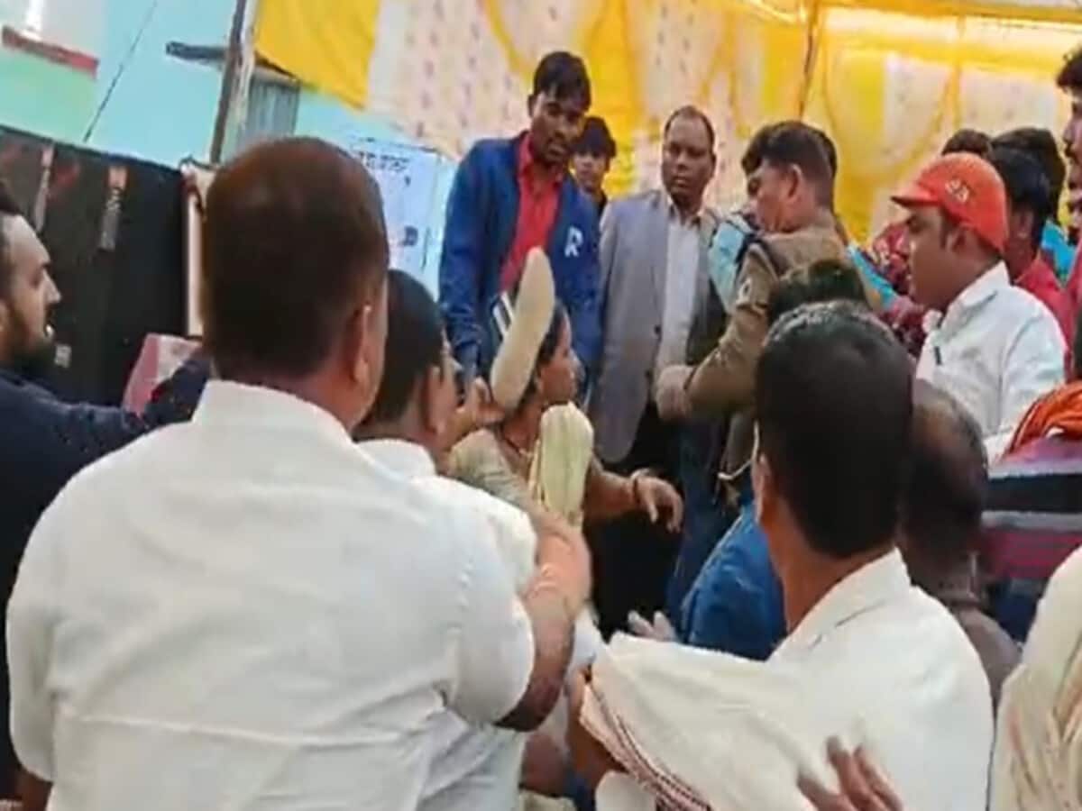 MP में विकसित भारत संकल्प यात्रा के दौरान मंच पर बवाल, कांग्रेस नेता के हाथ में दिखा जूता MP में विकसित भारत संकल्प यात्रा के दौरान मंच पर बवाल, कांग्रेस नेता के हाथ में दिखा जूता