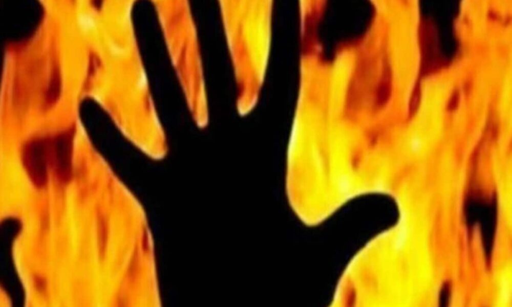 परिजनों ने बाइक नहीं दिलाई तो युवक ने घर में लगा दी आग, खुद को भी जला डाला