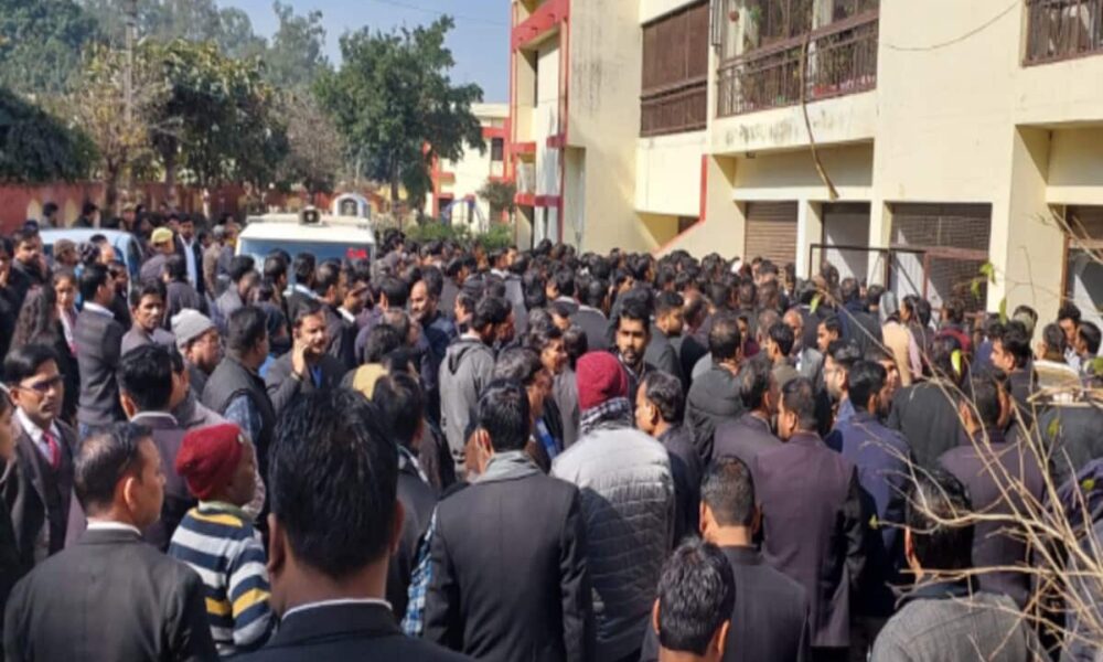 यूपी के बदायूं में सिविल जज जूनियर ने लगाई फांसी, दरवाजा तोड़कर शव बाहर निकाला