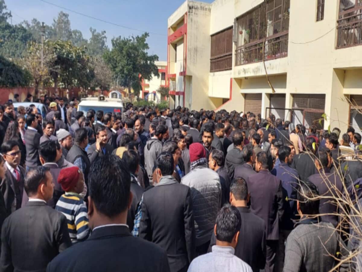 यूपी के बदायूं में सिविल जज जूनियर ने लगाई फांसी, दरवाजा तोड़कर शव बाहर निकाला यूपी के बदायूं में सिविल जज जूनियर ने लगाई फांसी, दरवाजा तोड़कर शव बाहर निकाला