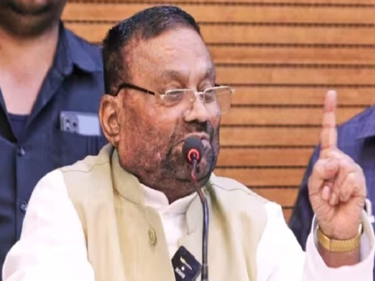 स्वामी प्रसाद मौर्य अखिलेश से पूरी तरह हुए अलग, नई पार्टी का किया गठन; नया नाम और झंडा लॉन्च स्वामी प्रसाद मौर्य अखिलेश से पूरी तरह हुए अलग, नई पार्टी का किया गठन; नया नाम और झंडा लॉन्च