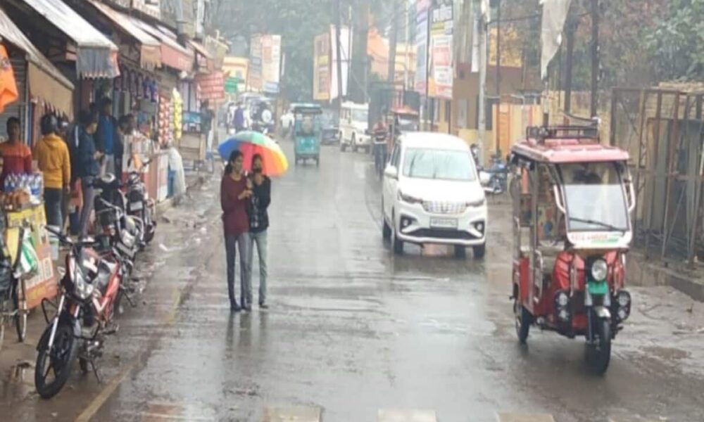 rain in up in many districts including gorakhpur cold increased weather forecast